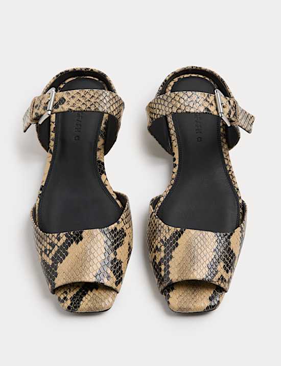 Platte leren sandalen met slangenprint en gesp