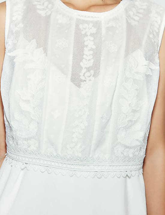 Kleid mit Mesh-Paneelen