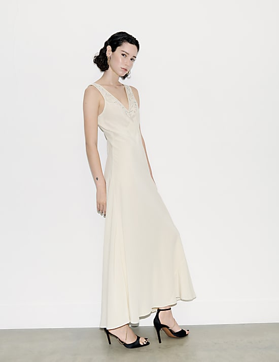 Robe longue pure soie à bordures en dentelle