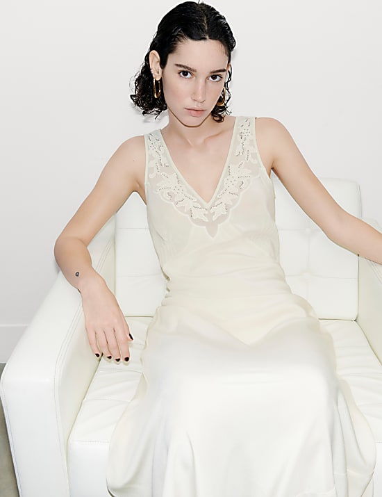 Robe longue pure soie à bordures en dentelle