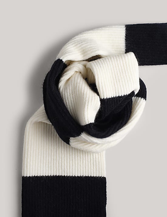 צעיף מבד עשיר בצמר מרינו בשילוב אנגורה