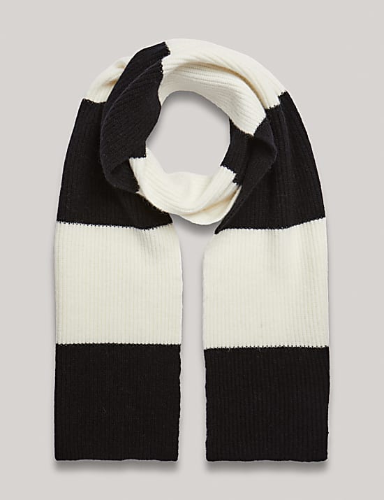 צעיף מבד עשיר בצמר מרינו בשילוב אנגורה