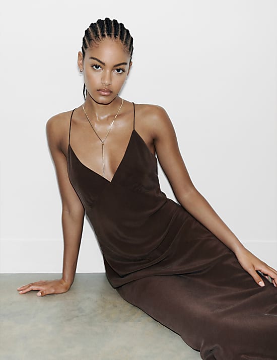 Robe longue pure soie à bretelles et détail couture