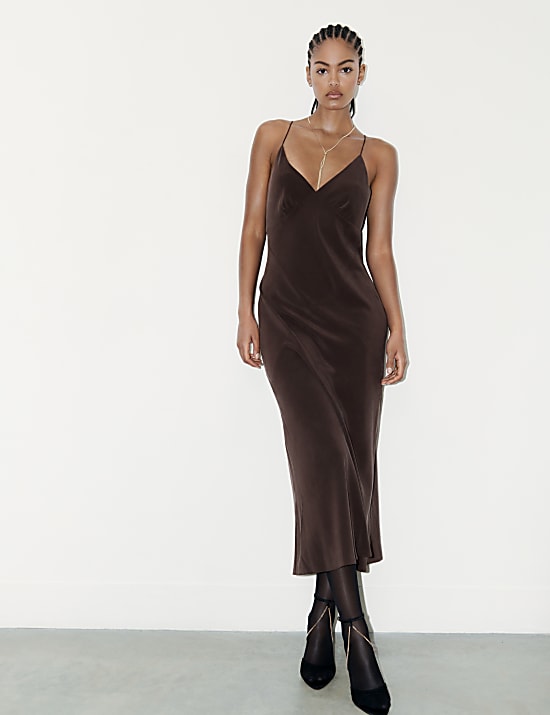 Robe longue pure soie à bretelles et détail couture