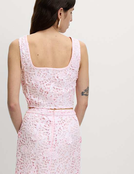 קרופ טופ עם מחשוף מרובע וחיתוכים