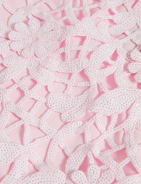 קרופ טופ עם מחשוף מרובע וחיתוכים