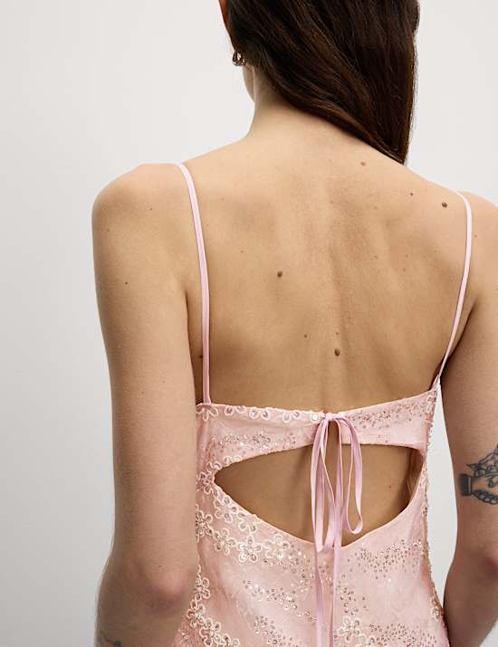 Gaun Kolom Midaxi Rumbai Renda dengan Hiasan