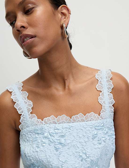 Robe coupe courte en dentelle jacquard