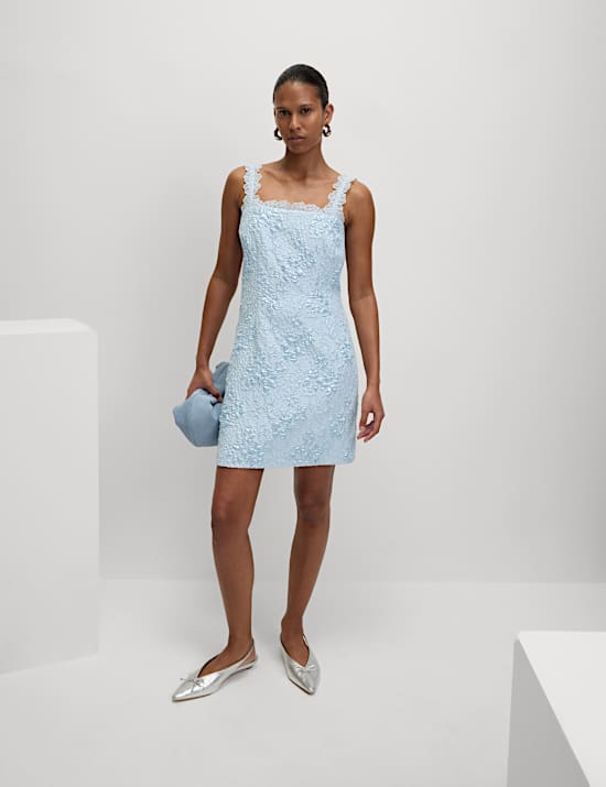 Robe coupe courte en dentelle jacquard