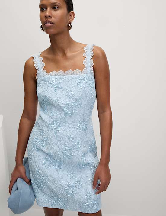 Robe coupe courte en dentelle jacquard