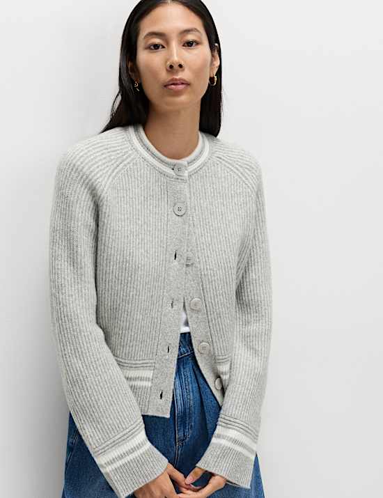 Cardigan aus Wolkengarn, mit Rundhalsausschnitt und Zipfeldetail