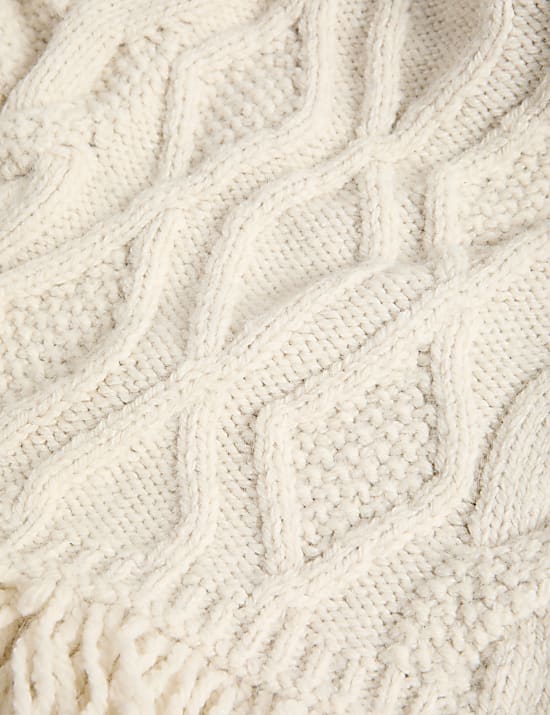 Su&eacute;ter de punto trenzado con flecos y cuello redondo