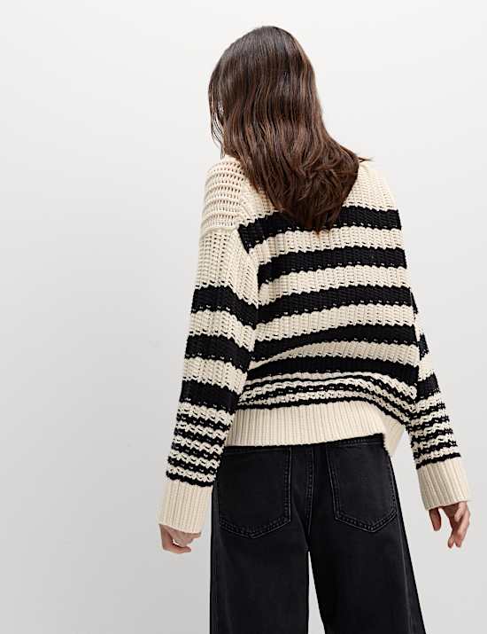 Luźny sweter w paski z mieszanki z przewagą bawełny