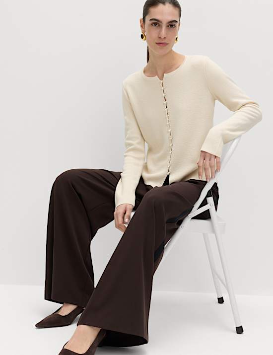 Εφαρμοστή ζακέτα με κουμπιά και απαλή υφή