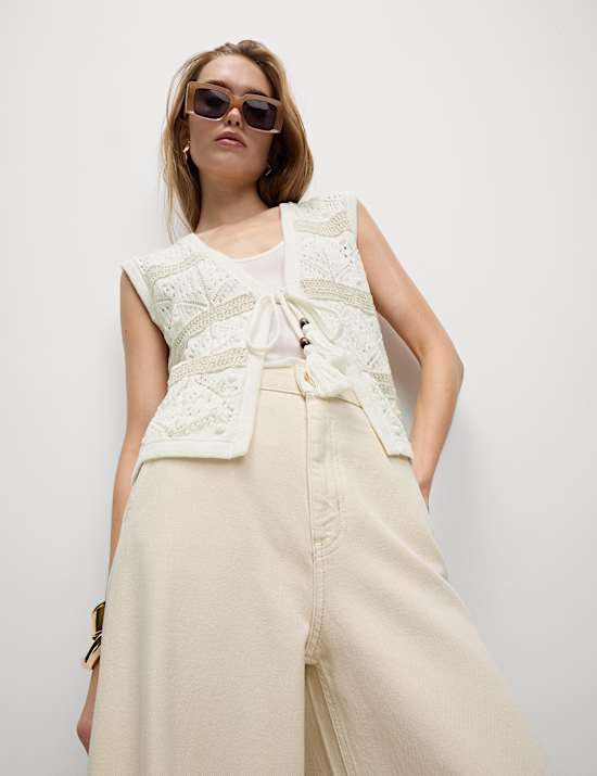 Gilet de costume raccourci coupe cintr&eacute;e en coton textur&eacute;