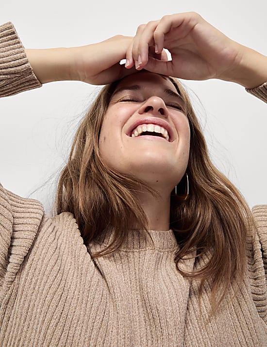 סריג ריב מבד שניל עם צווארון עגול