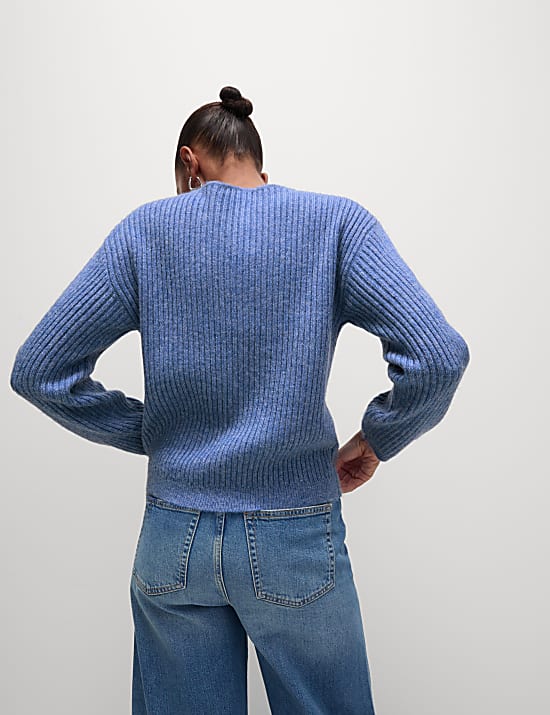 Pullover mit Zopfmuster, Rundhalsausschnitt und Wollanteil