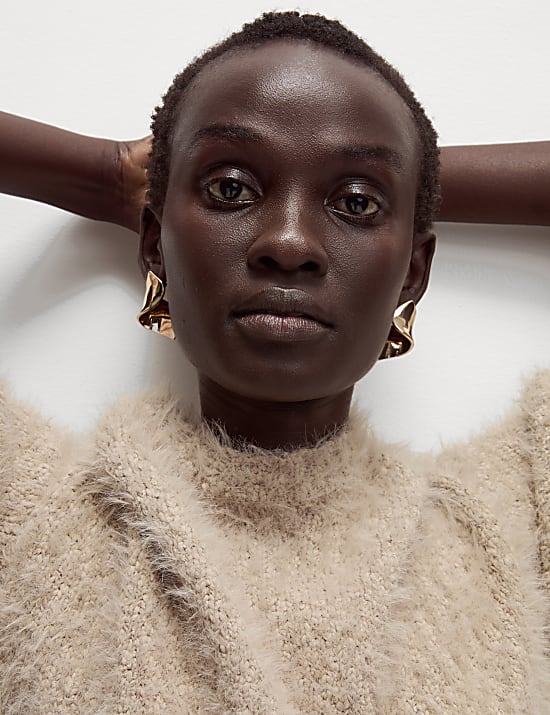 סריג עם צווארון עגול מבד עם טקסטורה