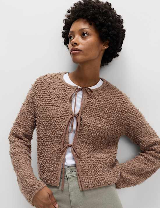 Cardigan en laine textur&eacute;e nou&eacute; sur le devant