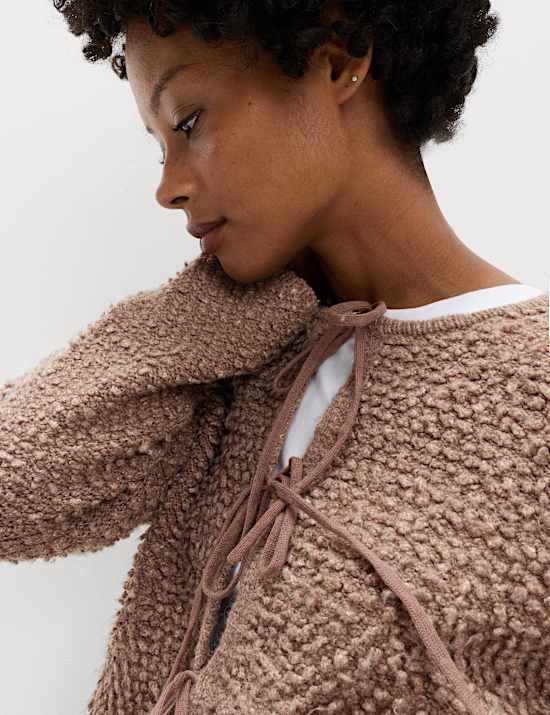 Cardigan en laine textur&eacute;e nou&eacute; sur le devant