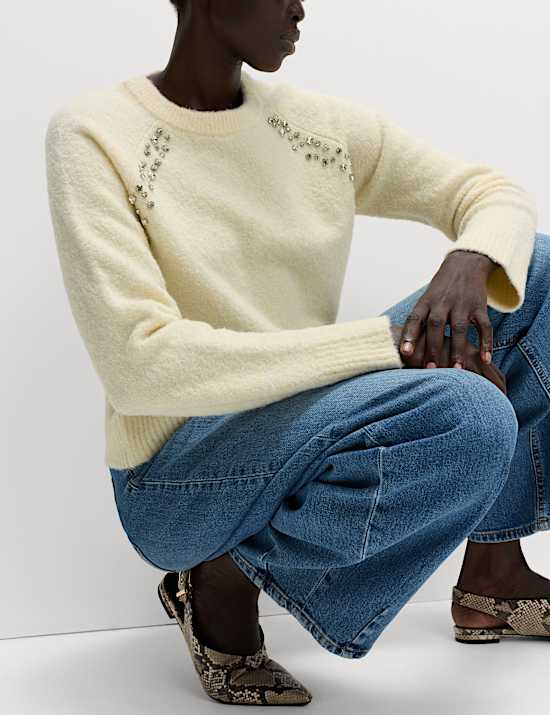 Μάλλινο πουλόβερ διακοσμημένο με μπούκλες