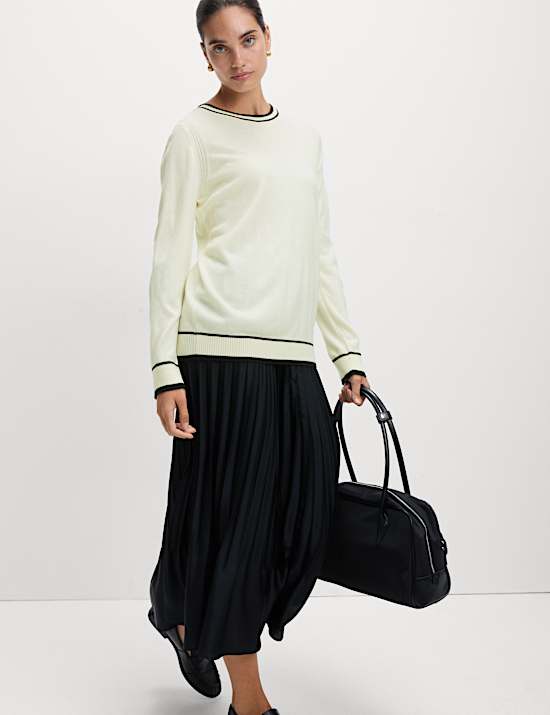 Εξαιρετικά απαλό και άνετο πουλόβερ με κλειστή στρογγυλή λαιμόκοψη