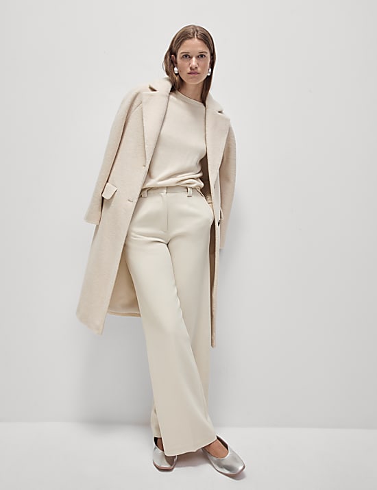 Mimoř&aacute;dně měkk&yacute; svetr s v&yacute;střihem ke krku