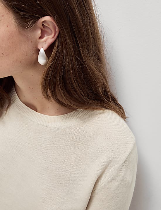 Mimoř&aacute;dně měkk&yacute; svetr s v&yacute;střihem ke krku