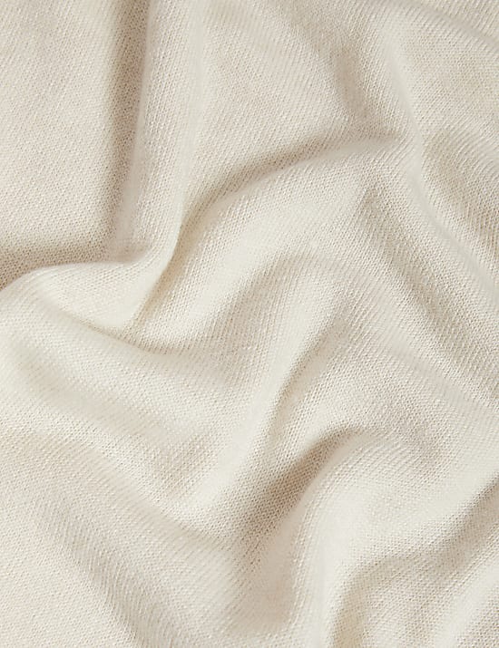 Mimoř&aacute;dně měkk&yacute; svetr s v&yacute;střihem ke krku