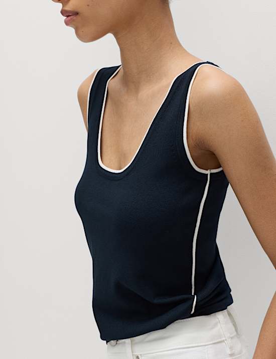 Eng anliegendes Strickoberteil mit Kontrastdetails