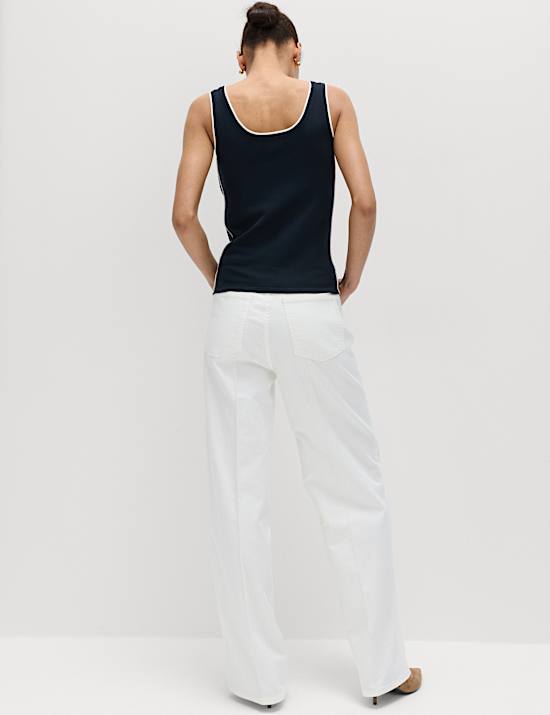 Eng anliegendes Strickoberteil mit Kontrastdetails