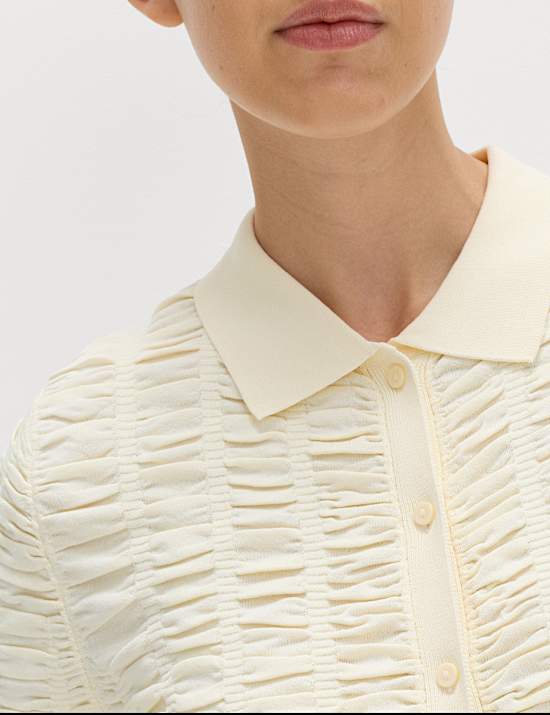 Nauwsluitend vest met kraag en structuur