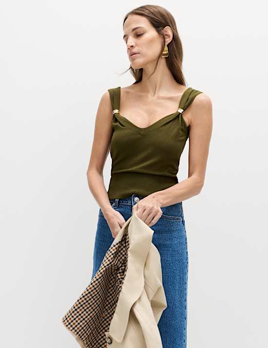 Hardware Detail Slim Fit Cropped Knitted Vest