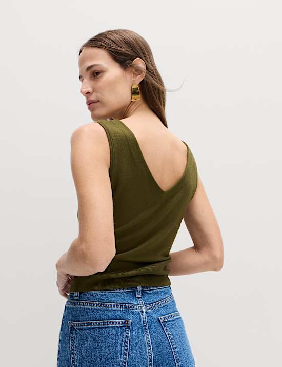 Hardware Detail Slim Fit Cropped Knitted Vest