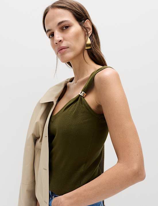 Hardware Detail Slim Fit Cropped Knitted Vest