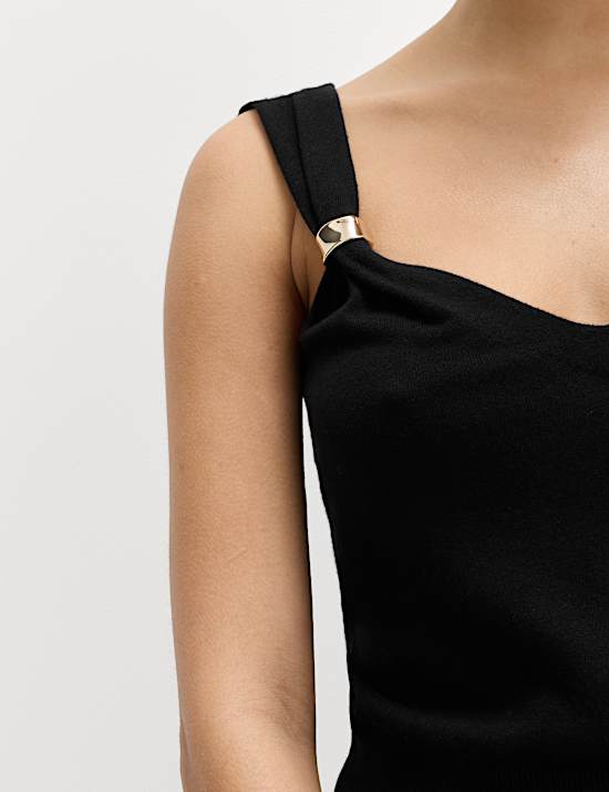 Hardware Detail Slim Fit Cropped Knitted Vest