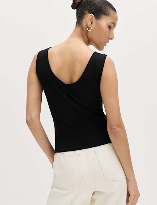 Hardware Detail Slim Fit Cropped Knitted Vest