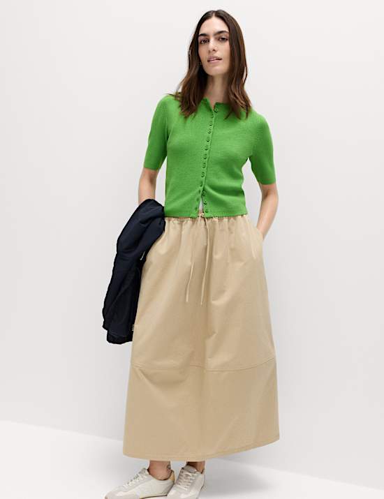 Zkr&aacute;cen&yacute; kardigan s v&yacute;střihem ke krku