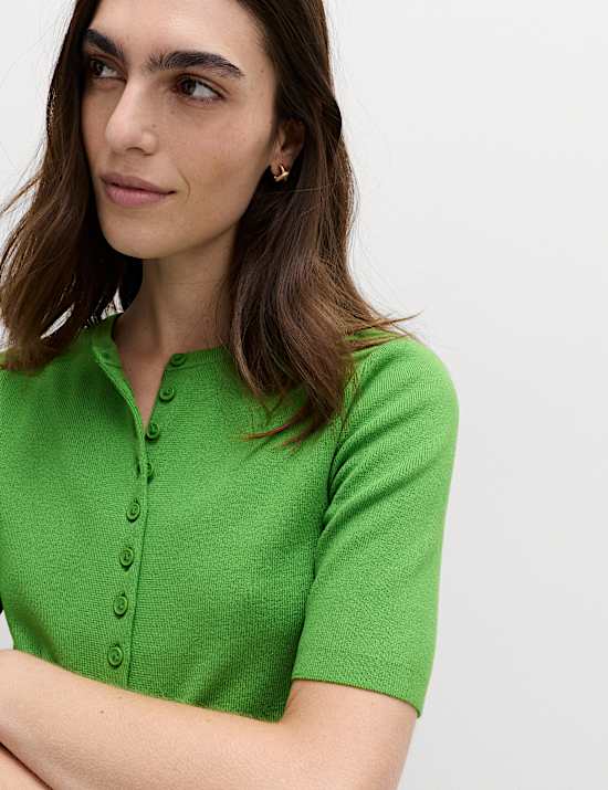 Zkr&aacute;cen&yacute; kardigan s v&yacute;střihem ke krku