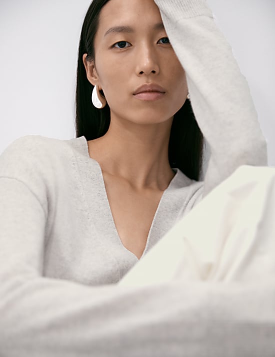 Gilet &agrave; col en V et fermeture avant boutonn&eacute;e 100 % cachemire