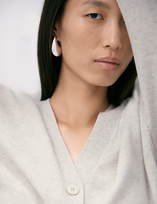 Gilet &agrave; col en V et fermeture avant boutonn&eacute;e 100 % cachemire