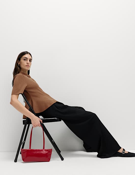 Top style peplum en maille à encolure et fermeture boutonnée