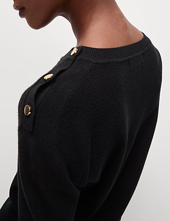 Měkký svetr s kulatým výstřihem a ozdobnými knoflíky