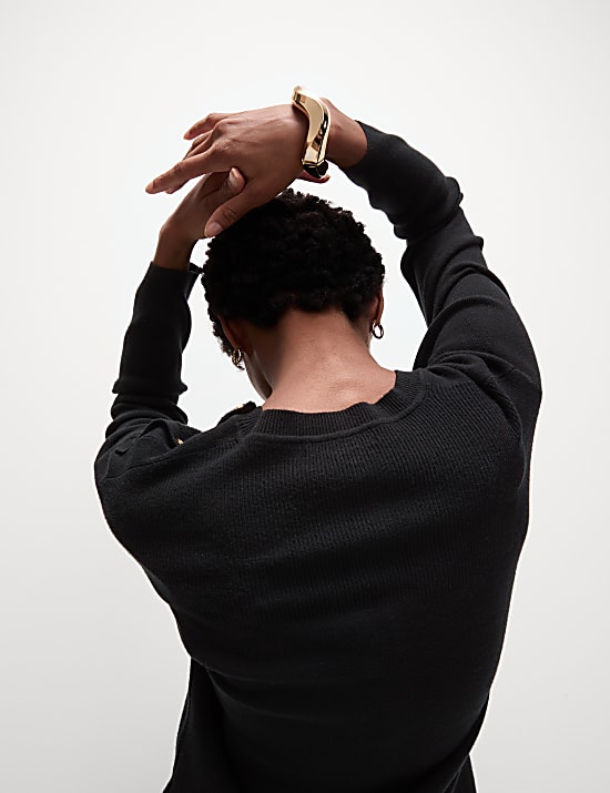 Měkký svetr s kulatým výstřihem a ozdobnými knoflíky