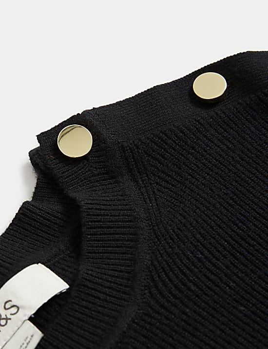 Měkký svetr s kulatým výstřihem a ozdobnými knoflíky