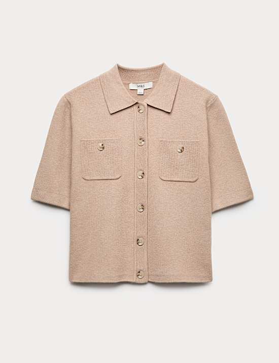 Gilet court &agrave; d&eacute;tail boutons et encolure