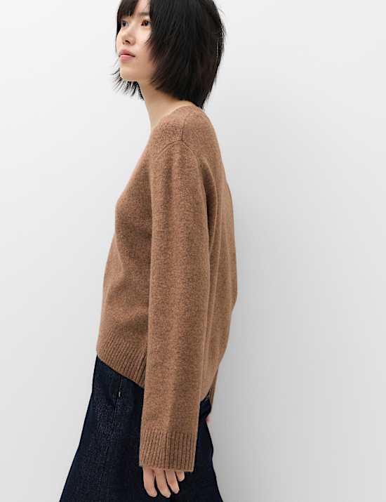 Pull coupe d&eacute;contract&eacute;e avec laine et col en V