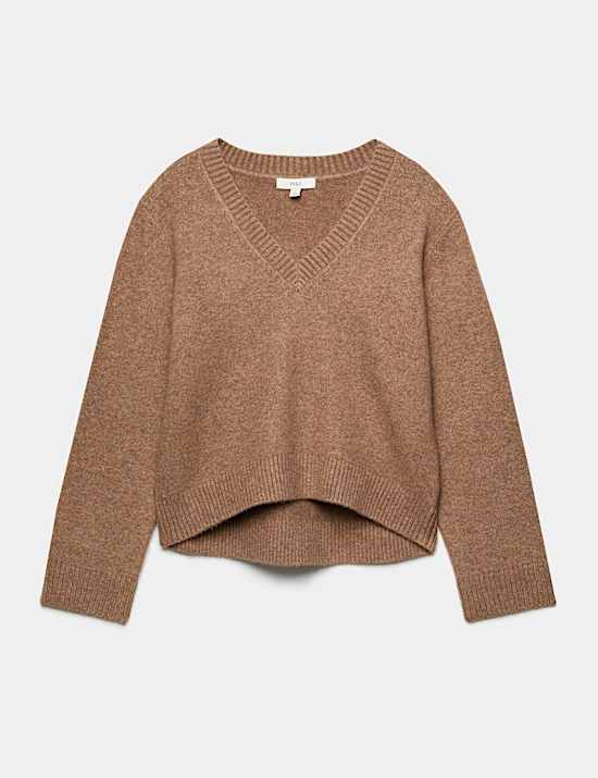 Pull coupe d&eacute;contract&eacute;e avec laine et col en V