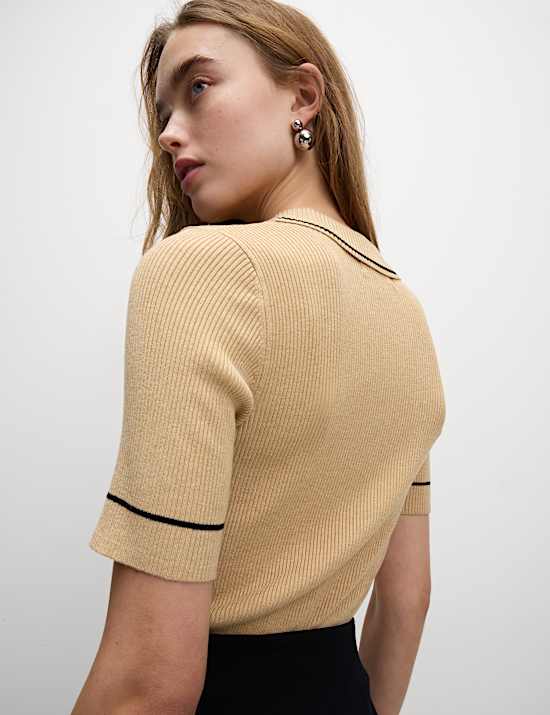 Rippstrickoberteil mit Kragen und Zierdetail