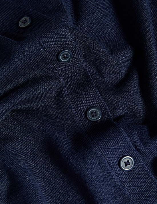 קרדיגן עם צווארון עגול וכפתורים בחזית